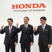 左から青山真二執行役専務、三部敏宏社長、武内弘平副社長