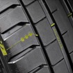 3つの穴が、摩耗状況を可視化するトレッドウェアサイン