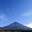 空のニコちゃんマーク　(c) Taro Imahara PATHFINDER