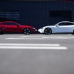 アウディ e-tron GT RS（左）とポルシェ タイカン（右）