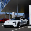 アウディ e-tron GT RS（左）とポルシェ タイカン（右）