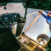 レッドブル「プレーン・スワップ」：落下中の機体に空中から到達（4月25日）。