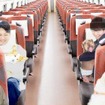 ペットを膝の上かカバーが掛かったシート上に置くことができる新幹線ペット専用列車のイメージ。