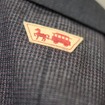ジャケットやベストの背部には鉄道・バス共通で馬車鉄道のワッペンが付く。