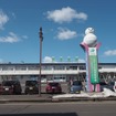 函館本線倶知安駅。この現駅舎の裏側に新幹線駅ができるが、周辺では大幅な再開発の計画があり、在来線廃止の前倒しが要望されている。2022年4月2日。