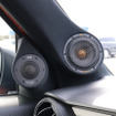 ドアスピーカーが「アウター化」にて取り付けられたオーディオカーの一例（製作ショップ：AVカンサイ＜大阪府＞）。