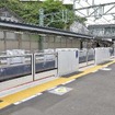 2030年代中頃までには全駅でホームドアやホーム固定柵の整備が進められる予定。写真は本線追浜（おっぱま）駅のホームドア。