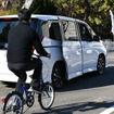 自転車や車両が近づくとスライドドアの作動を停止する新機能も