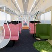 デュアルシートとなる車内は木目調の壁と花柄の座席を採り入れ、明るく優しいムードに。抗菌・抗ウイルス対応で防犯カメラも設置される。