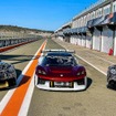 ポルシェ 718 ケイマン GT4 eパフォーマンス と ミッションR（中央）