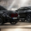 BMW X5 エディションブラックバーミリオン（左）とX6 エディションブラックバーミリオン（右）