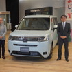 ホンダ・ステップワゴン新型と日本本部長の安部典明執行役常務（右）、左は開発責任者の蟻坂篤史氏