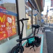 図 5 コンビニ前に配備されたLUUPのシェア電動自転車