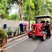 ベンガルールの朝の街角。都心でも貨物車としてトラクターが活躍中