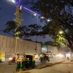 夜遅くまで動き続ける都心の建築現場。単に朝が遅い分の皺寄せか。