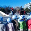 幼稚園や小学校を訪問し、交通ルールを守る大切さを理解してもらうための活動も行う