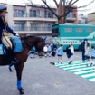 幼稚園や小学校を訪問し、交通ルールを守る大切さを理解してもらうための活動も行う