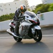 3世代が京都鉄博に集合するSUZUKIの『隼』。写真は2021年に登場した3代目の『隼』。
