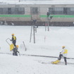 小樽駅構内での人力による除雪作業。社員のほかパートナー会社やグループ会社の社員も対応する。2022年2月22日。