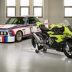 BMW M 1000 RR 50 Years M（右）、BMW 3.0 CSL レースカー（左）