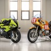 BMW M 1000 RR 50 Years M（左）、BMW R90S レースバイク（右）