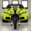 BMW M 1000 RR 50 Years M（前）、BMW M4（後）