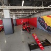 ピットに展示されたF1マシン