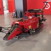 ピットに展示されたF1マシン