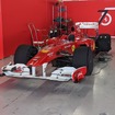 ピットに展示されたF1マシン