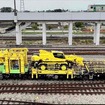 完成した電柱建替用車両。左からバケットを使って電線や電車線金具類の取付け・取外し作業を行なう「電柱用高所作業車」、電柱にあるトロリ線などを支持している金具を仮受する「装柱作業車」、クレーンでコンクリート製電柱を引き抜き、鋼管柱を建植する「電柱建植車」、鋼管柱と撤去したコンクリート製電柱を運搬する「電柱運搬車」。
