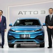 ビーワイディージャパン代表取締役社長の劉学亮氏(左)とBYD Auto Japan代表取締役社長の東福寺厚樹氏(右)