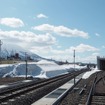 2022年4月時点の倶知安駅構内。雪が積もっている付近に高架駅が建設される模様。右手は西側に移設された在来線。