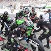 予選2番手、#10 Kawasaki Racing Team Suzuka 8H（L・ハスラム／A・ロウズ／J・レイ）のピット作業