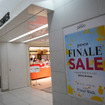 閉店セールが行なわれている札幌駅地下商店街PASEO。一部の店舗はすでに撤退している。2022年8月22日。