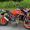 KTM 1290スーパーデュークと小鳥遊レイラ（左）と丸山浩（右）