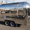 オールステンレスボディの大型キッチントレーラーT011
