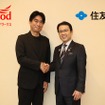 トライポッドワークスの佐々木賢一社長（左）と住友ゴムの山本悟社長