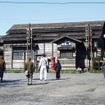 「明日萌駅」こと、恵比島駅でのドラマ『すずらん』ロケ風景。1999年5月10日。