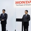 ホンダ：二輪事業説明会。竹内副社長（向かって左）と野村常務執行役員