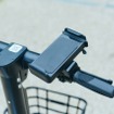 片手運転を防止するために、スマホホルダーを装着
