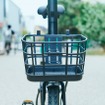 荷物を入れることができるカゴを装着
