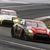 GT300クラス2位バトル。#11 GAINER TANAX GT-R（安田裕信／石川京侍）（手前）と#10 TANAX GAINER GT-R（富田竜一郎／大草りき）