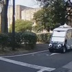 実験参加者に提示された映像の例。参加者は映像手前から車両を見ている。車両の視線が参加者を向いているので、車両の停止する意図がわかる。