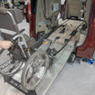 運転席と助手席下の部分からベルトを伸ばし車イスに固定すれば、ベルトが電動で巻き上げられるため、積み上げが簡単にできる。積み上げは車イスに利用者が乗ったままでも可能。