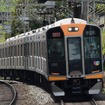 阪神線内を走る6両編成の快速急行。平日は夕ラッシュ時以降も8両化される。