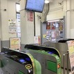 壁面や天井の塗装により美化される改札付近のコンコース。
