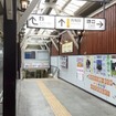 「アドベンチャーエリア」とされるホームには木製の壁面に地下通路にある映画看板が移設される。