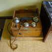 昭和初期の磁石式携帯電話が展示されていた。沖電気製。