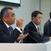 左からアシュワニ・グプタCOO、内田誠社長兼CEO、スティーブン・マーCFO