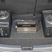 2台の既製品のウーファーボックスをステレオでシステムという独特な低音再生のユニット構成を採用する。